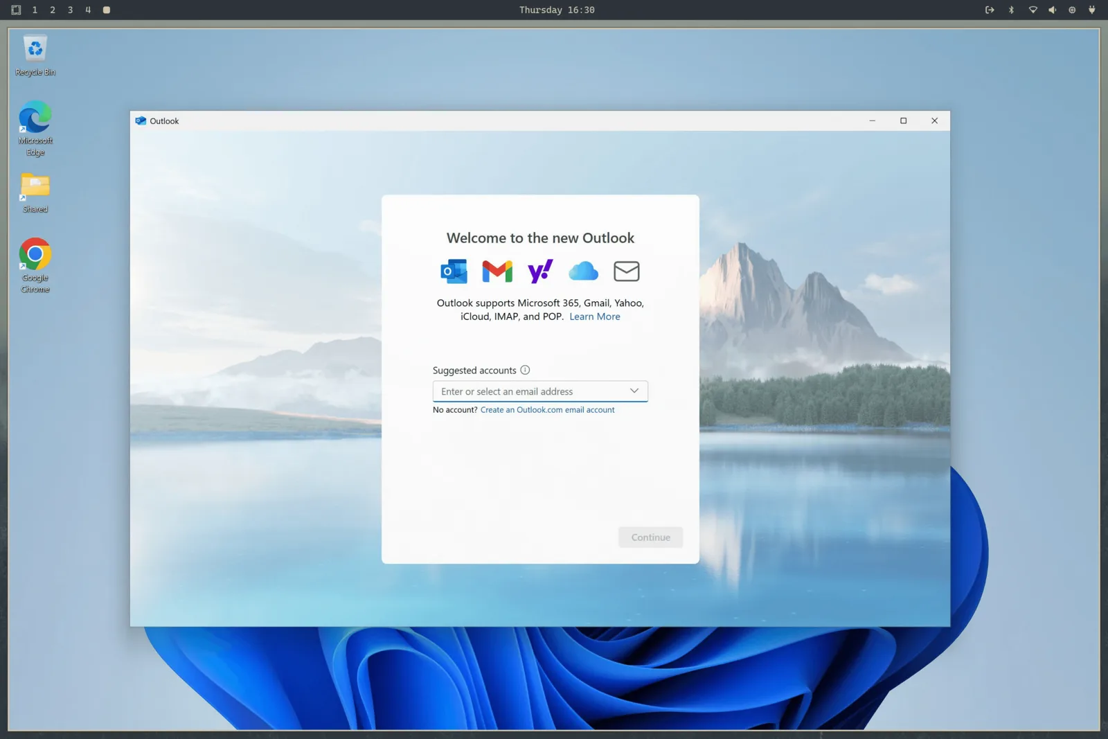 Windows 11 s Outlookem uvnitř Omarchy, nad ním je viditelná lišta plochy Omarchy